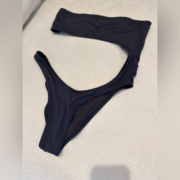 SKIMS STRAPLESS MONOKINI - Picture 6 of 7